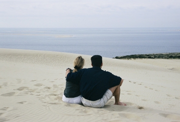 Couple face à la mer